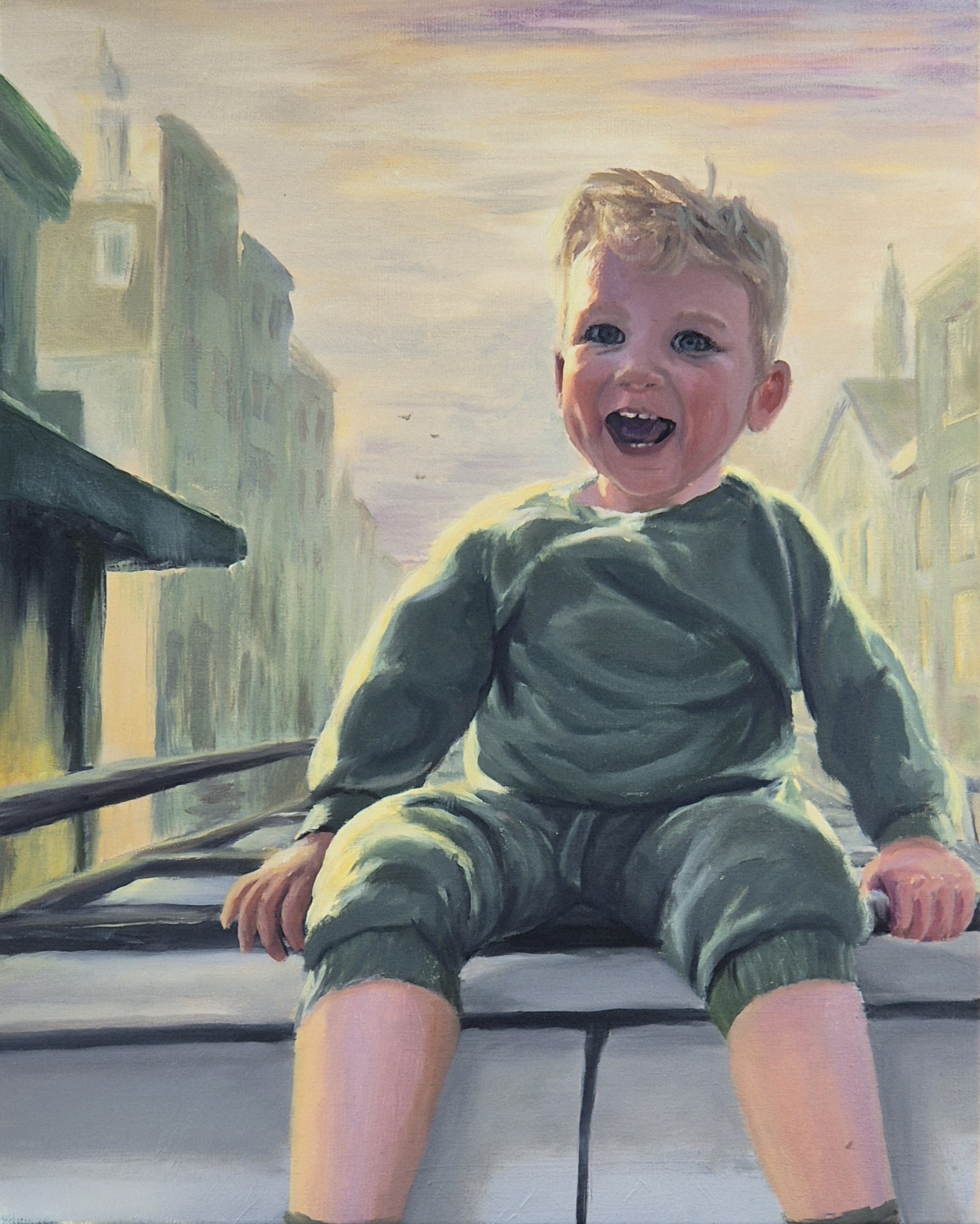 Kinderportret: Joyrider. Vrolijk portret van een kind op een bus in de stad