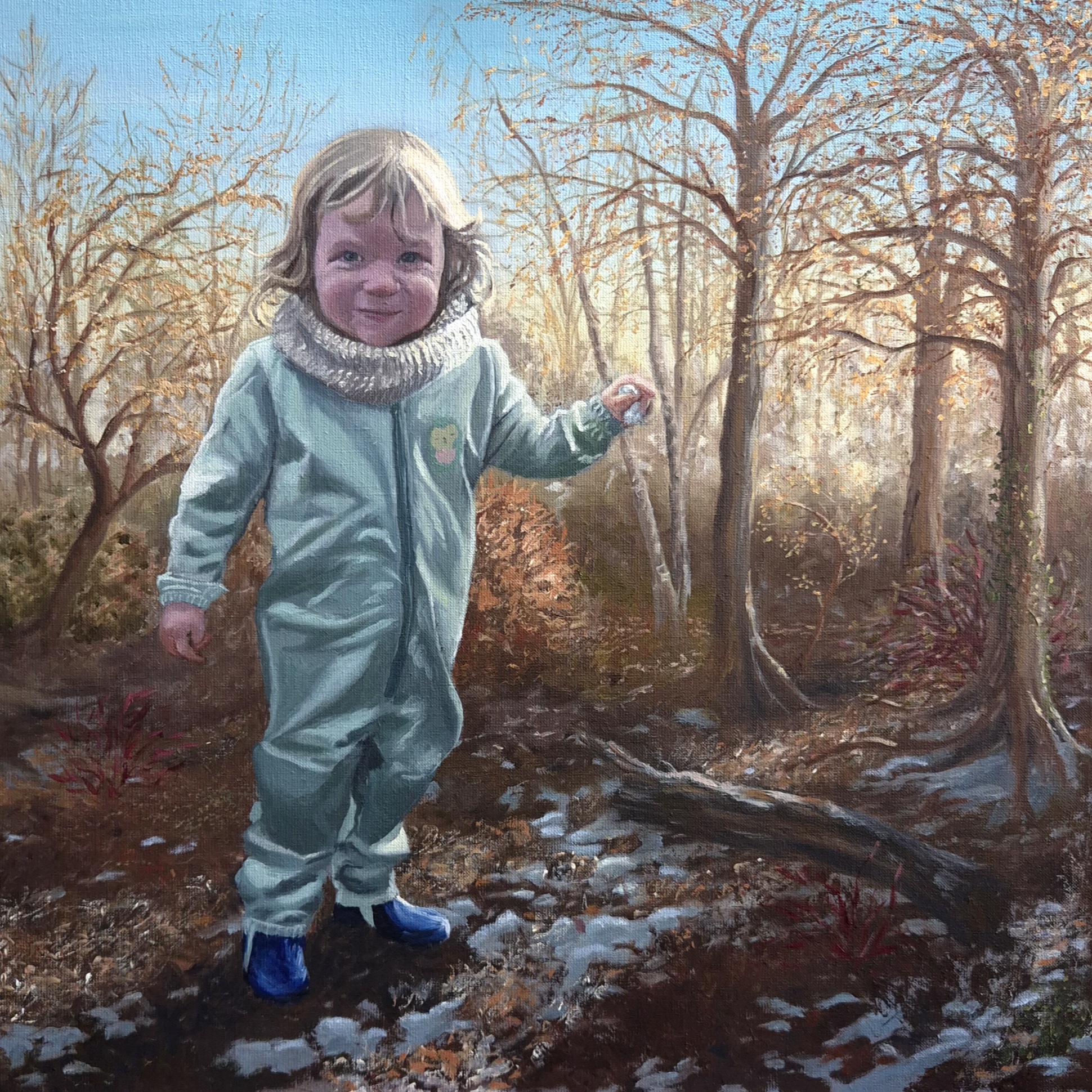 Meisje in het bos, met restjes smeltende sneeuw.