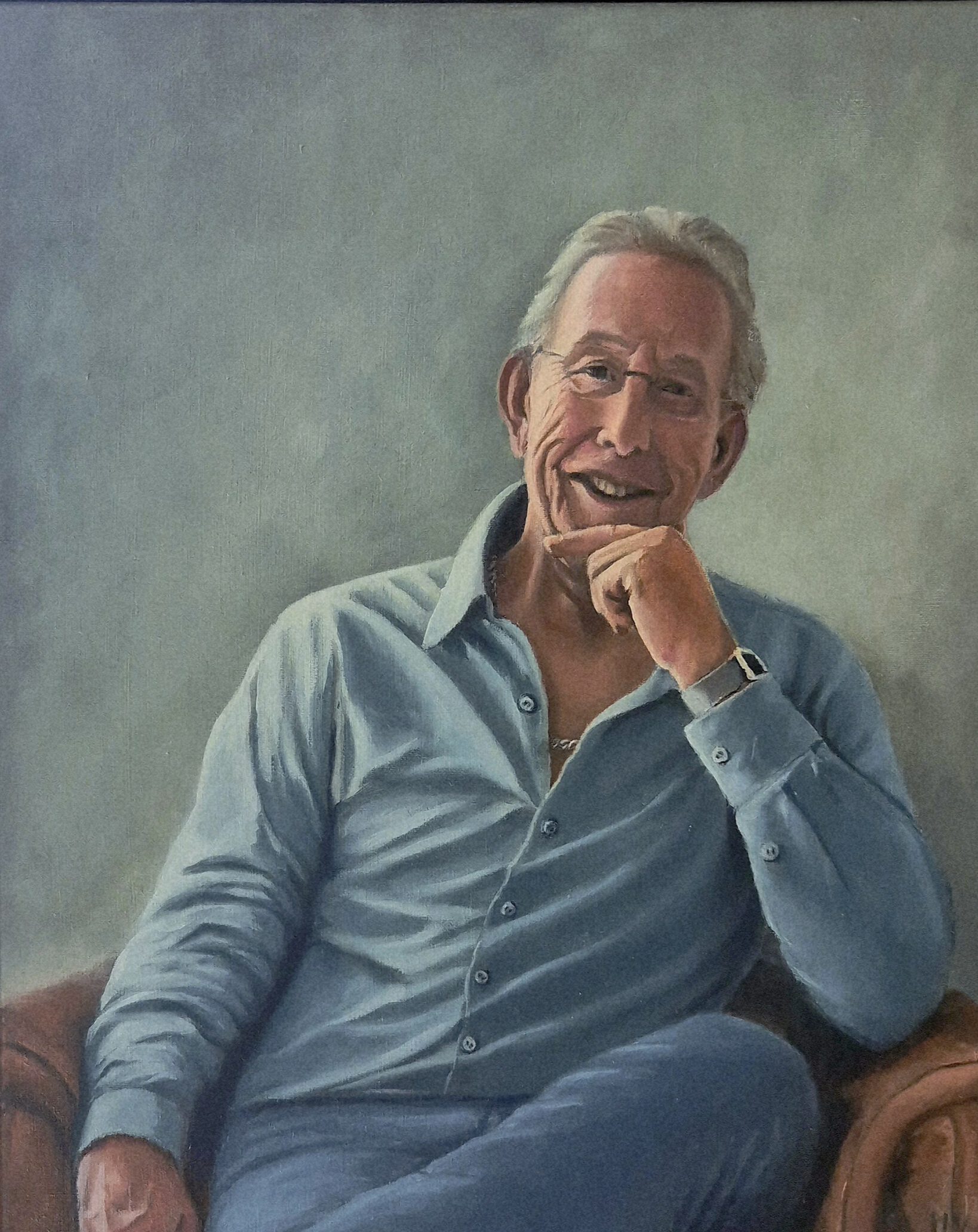 Realistisch geschilderde oude man als olieverfportret. Oude man met wit haar op een stoel met zijn hand onder zijn kin. Uitgevoerd als troostportret. Een liefdevoller herinnering aan een overleden geliefde.